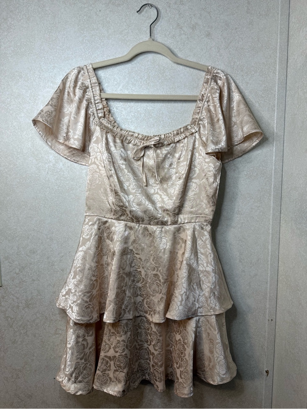 Francesca's Collections Champagne Floral Jacquard Peplum Tiered Mini Dress